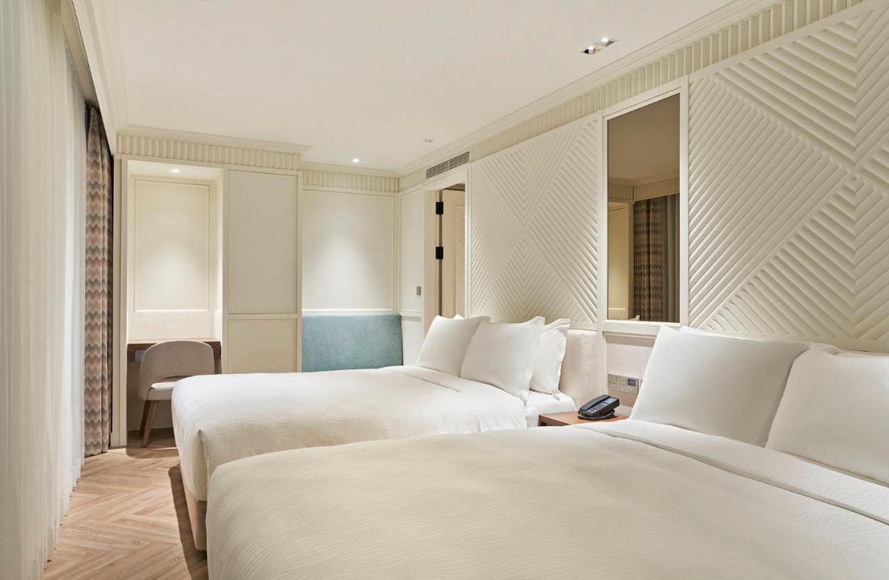 Corner Suite Twin Room with City View